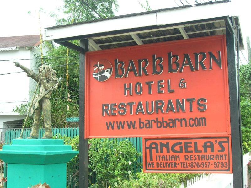 Bar-B-Barn Beach Hotel เนกริล ภายนอก รูปภาพ